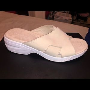 NATURALIZER BEIGE SANDALS SIZE 8 M New